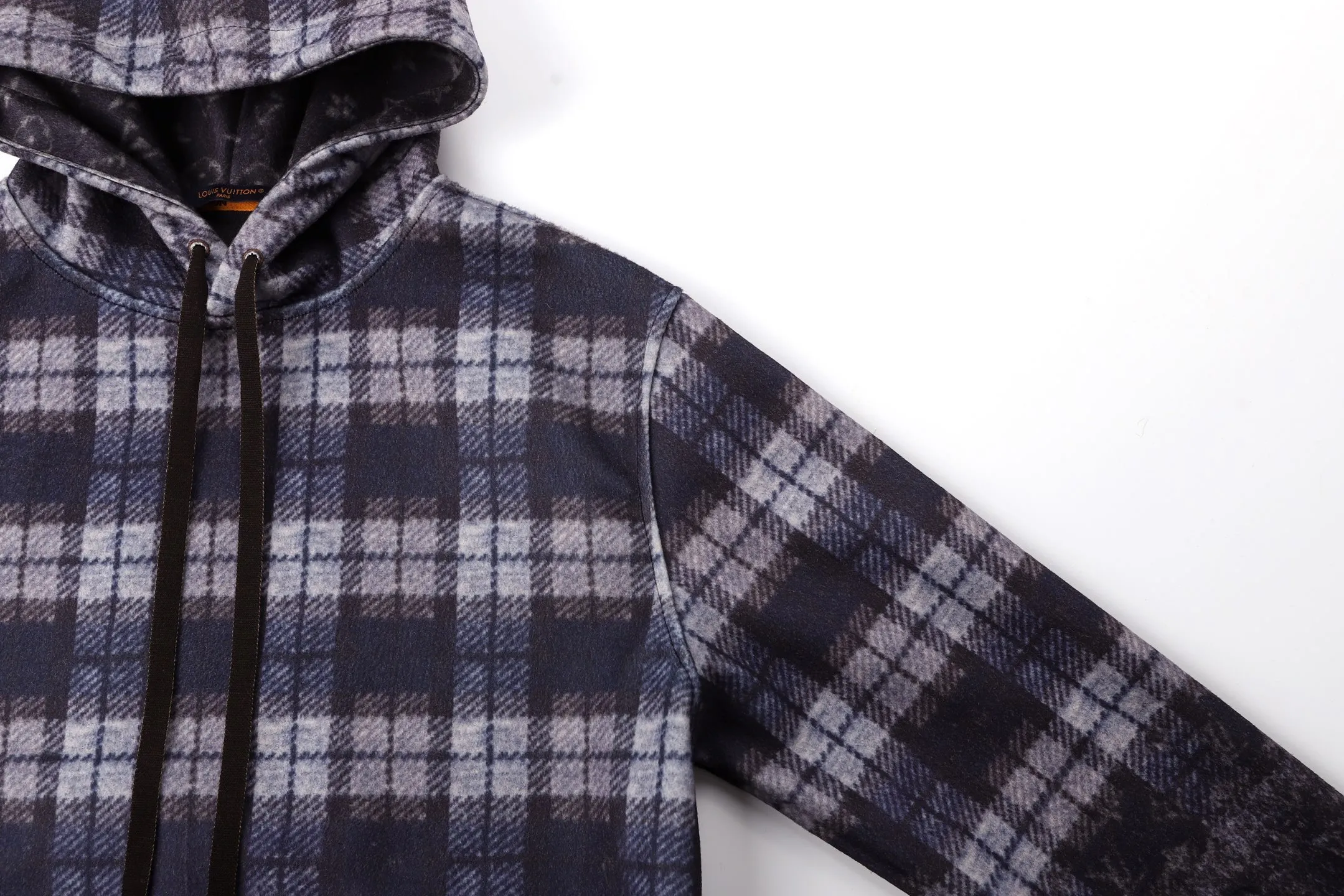 🅿️560 1v 25SS plaid gradient wool blend hooded sweatshirt The original version was purchased for RMB 15,100 and developed. The fabric is made of wool blended nylon. This hooded sweatshirt uses splicing technology to create a layered texture: the upper part is made of wool blended fabric to create a blue-gray plaid pattern, and is pre-shrunk to ensure a stable shape; the lower part and sleeves use digital printing technology to present a gradient Monogram dark pattern, and the ink penetrates the fiber to achieve high color fastness. The hood has a built-in invisible lining to enhance stiffness, and the drawstring is made of wear-resistant nylon rope with a metal bell for smooth pulling. The front kangaroo pocket is made of welted bag technology, and the edge of the bag mouth is reinforced with double stitching. The cuffs and hem are made of ribbed knitted fabric, and the elastic hemming fits the body shape. The seams throughout the garment are high-strength stitches of the same color. Precision sewing with 12 stitches every 3cm improves durability. The overall craftsmanship takes into account both visual details and practical durability. The overall wiring is straight and delicate, the fabric is comfortable and soft, and the color is consistent without color difference. It can be matched with the same style to create a fashionable look and control various occasions. Customized accessories, complete with three standards, the same style for men and women. Size:S-M-L-XL